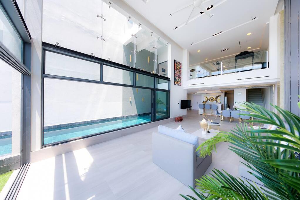 Massive 4 Bedroom With Cinema And Gym Holiday home