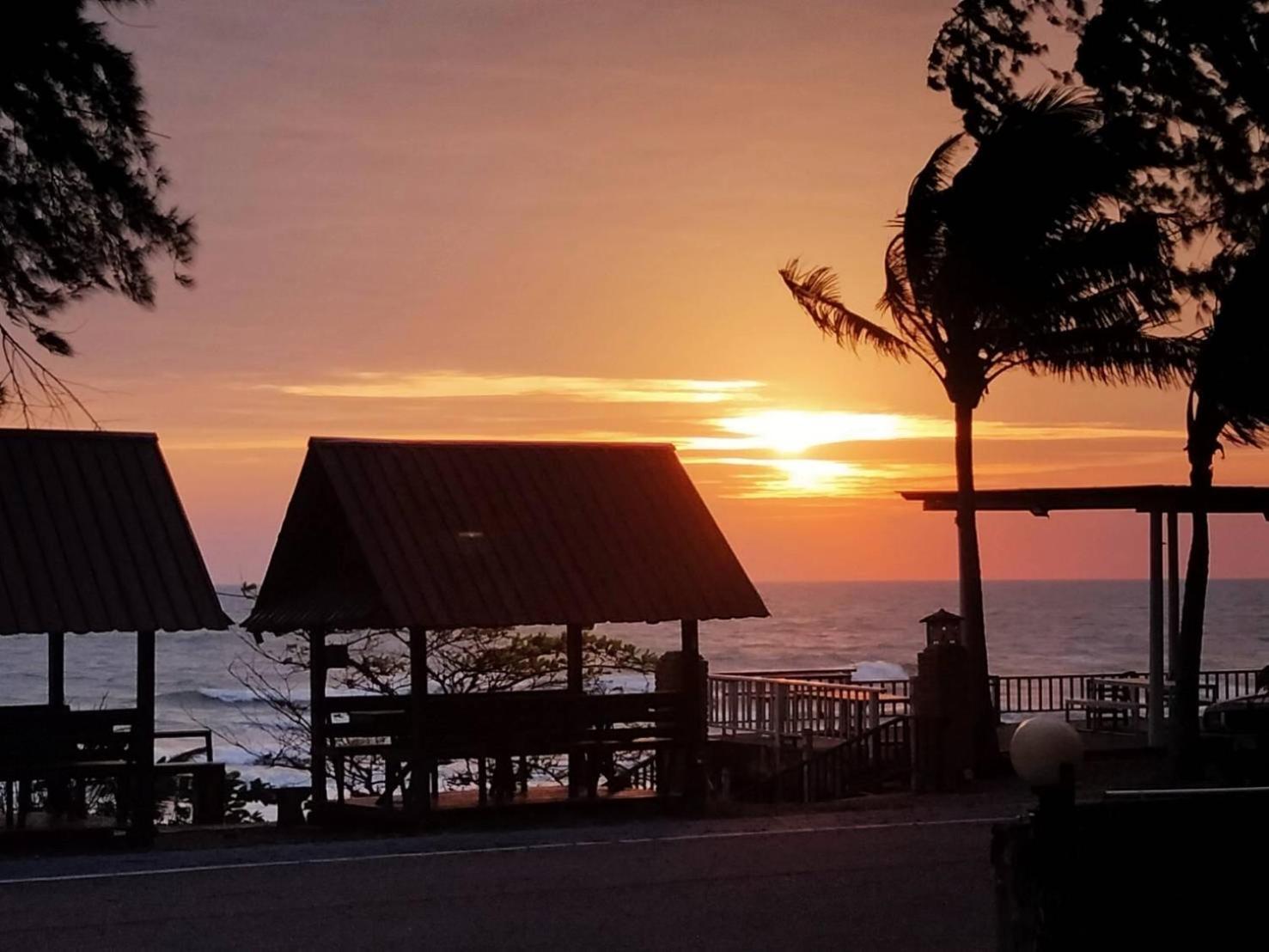 Guest house หาดทรายขาวรีสอร์ท Bang Saphan