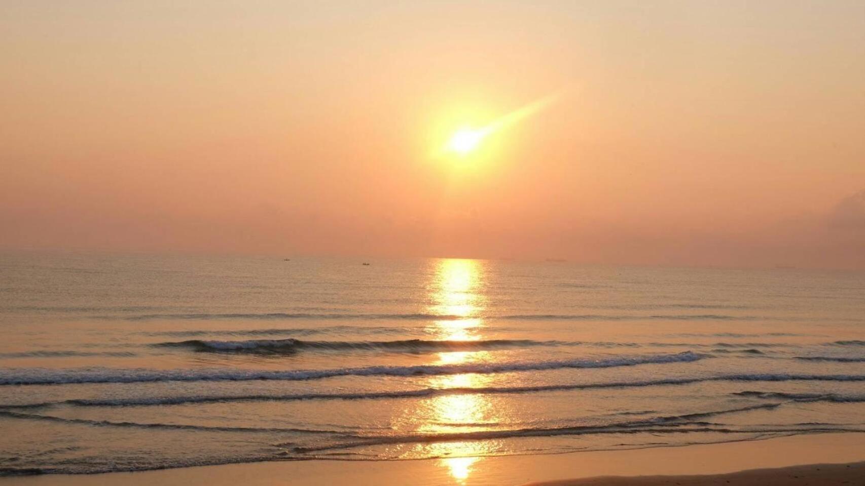 หาดทรายขาวรีสอร์ท *