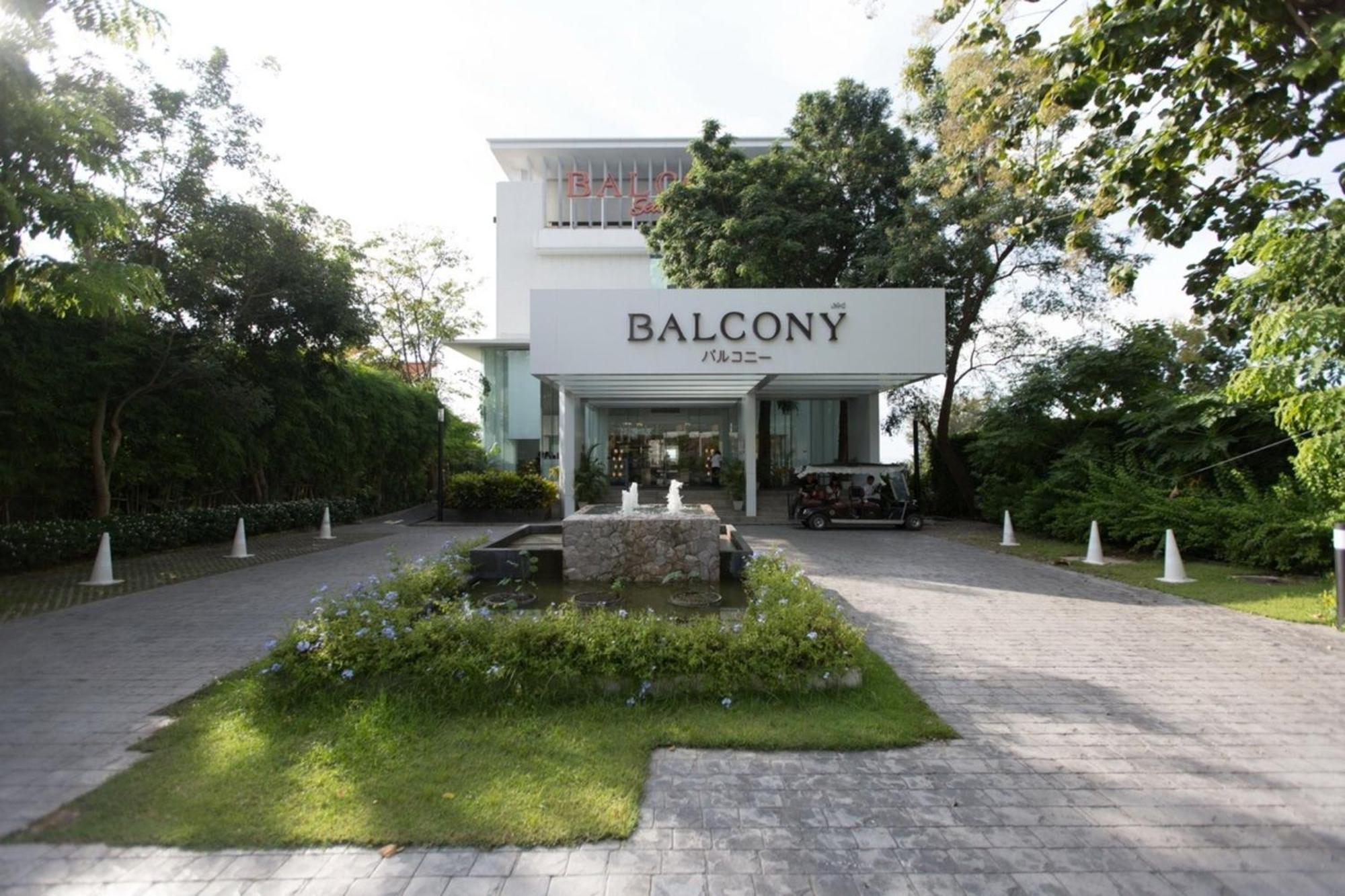Balcony Seaside Sriracha & Serviced Aparthotel