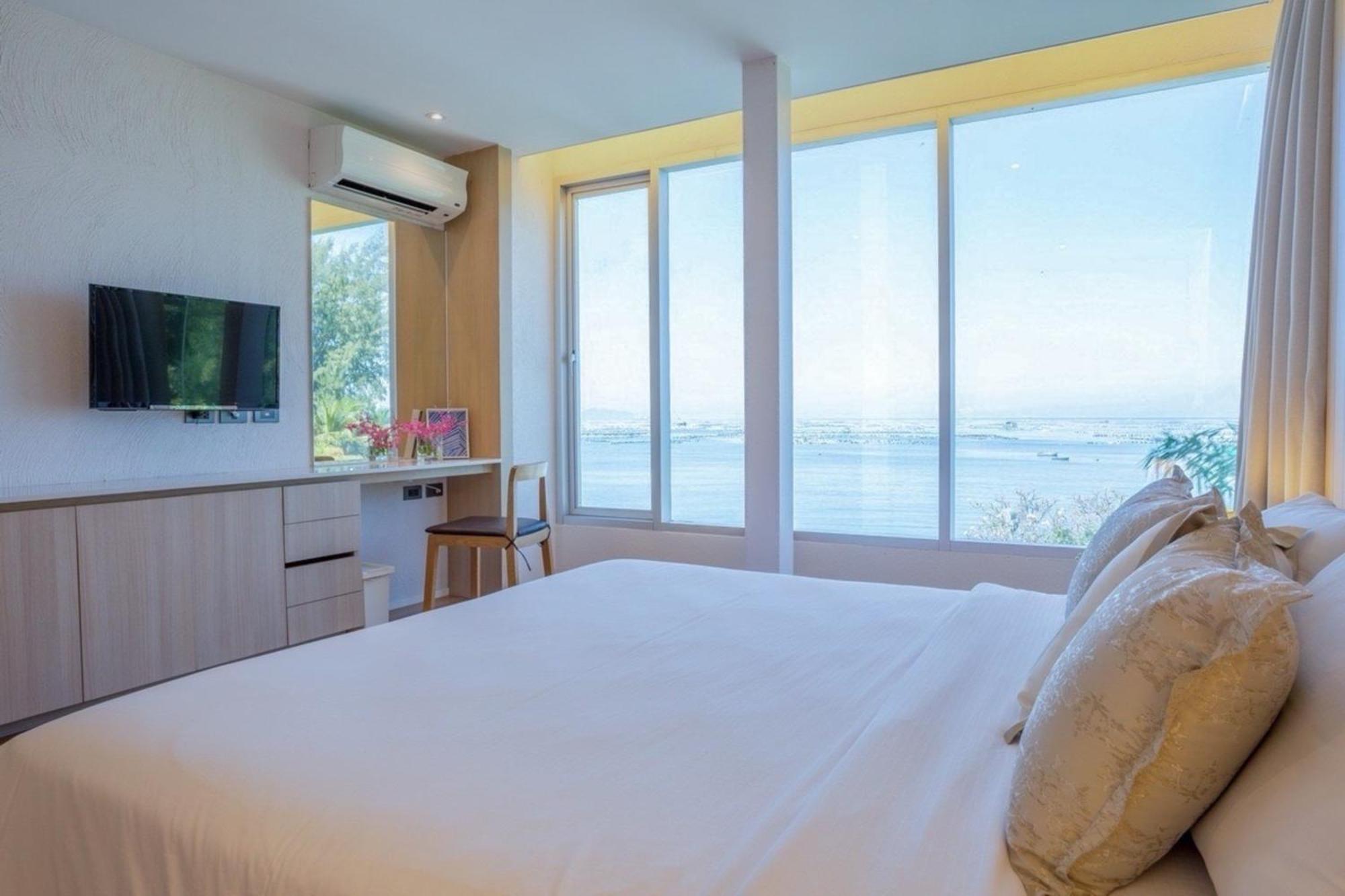 Balcony Seaside Sriracha & Serviced 5* Si Racha