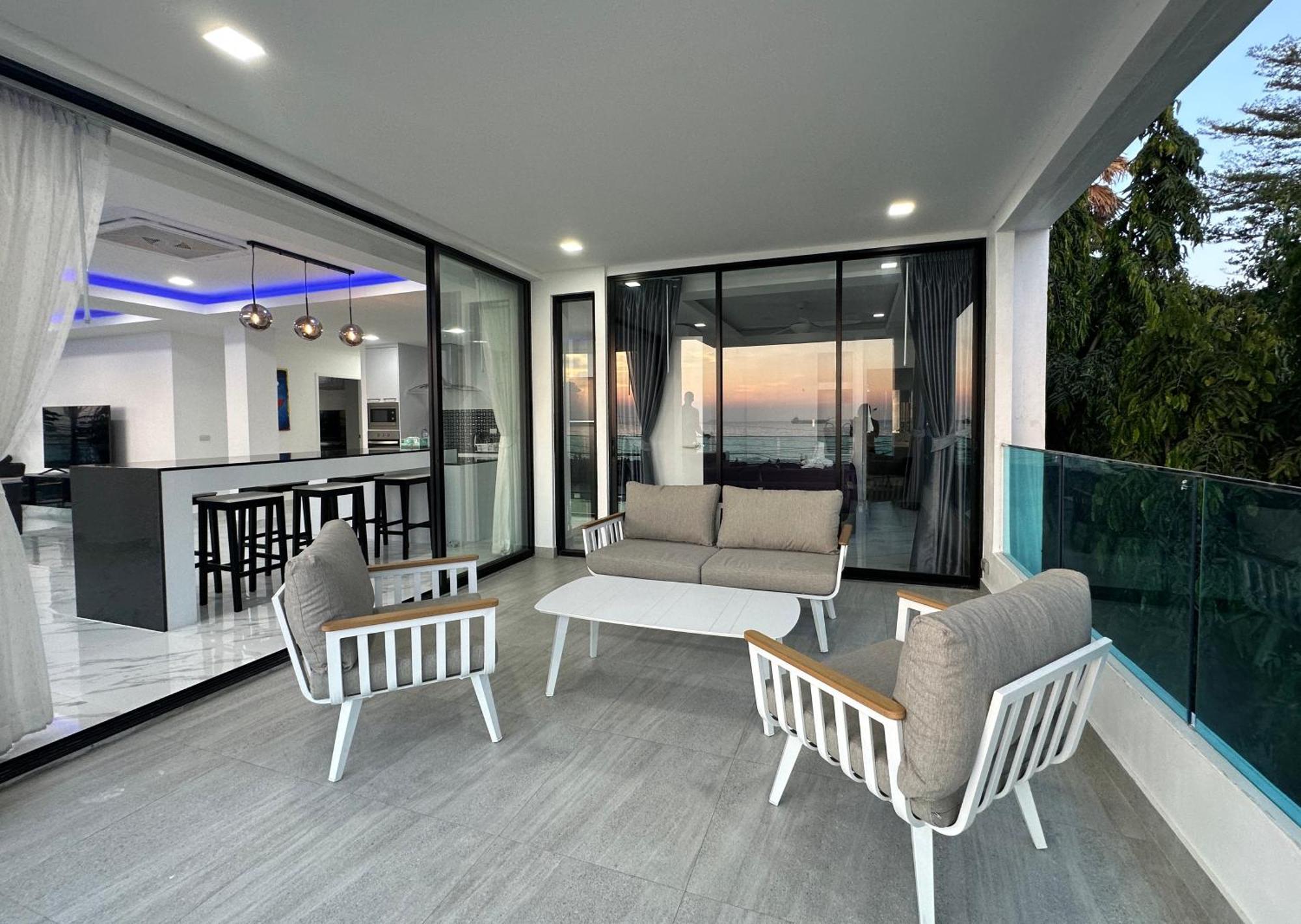 Stunning Beachfront View Luxurious 20 Apartment *