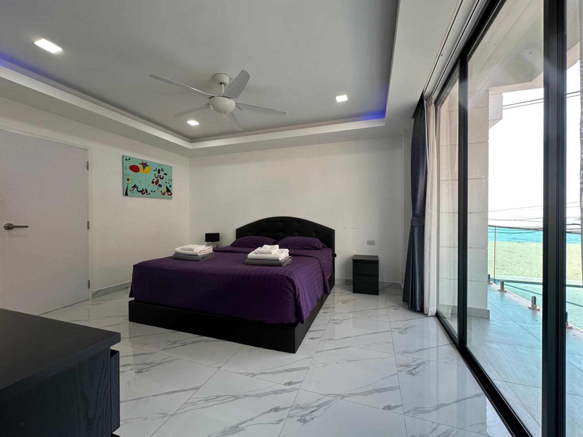 Stunning Beachfront View Luxurious 20 Apartment