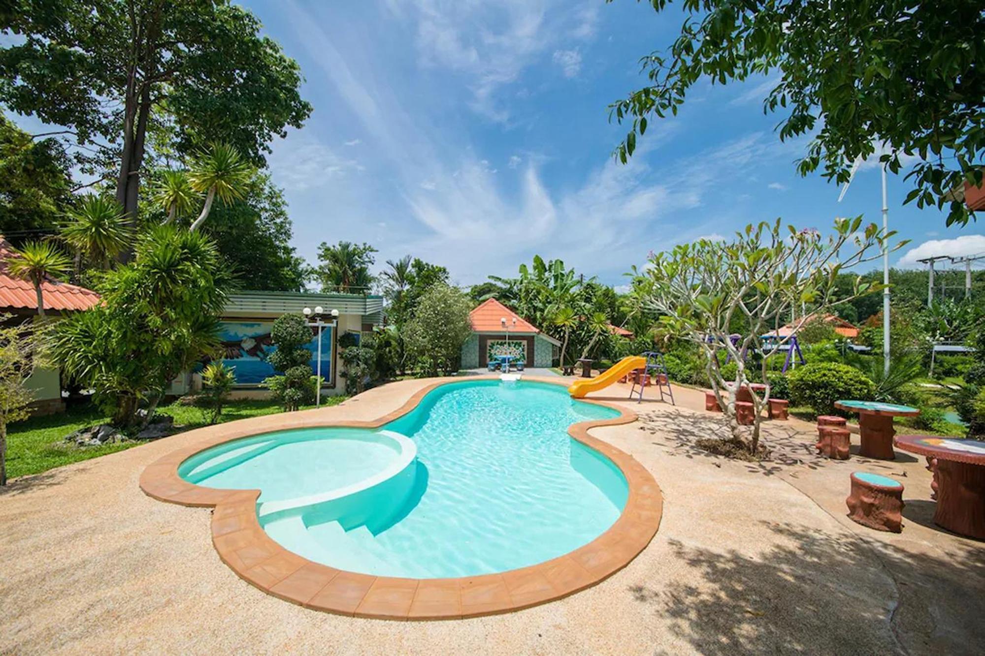 Tontarn And Resort Khanom