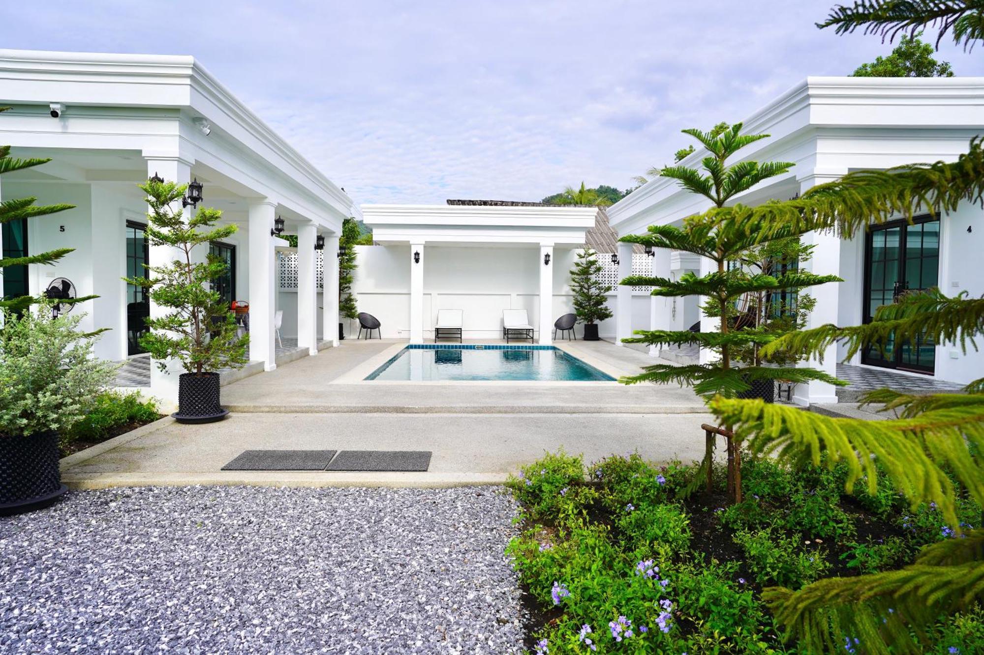 Tarn Villa *