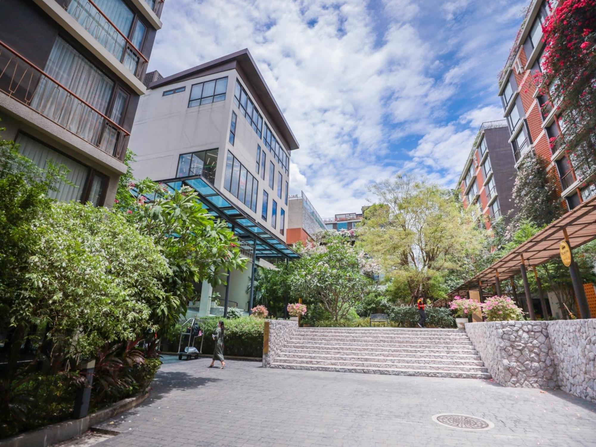 Balcony Courtyard Sriracha & Serviced 5* Si Racha