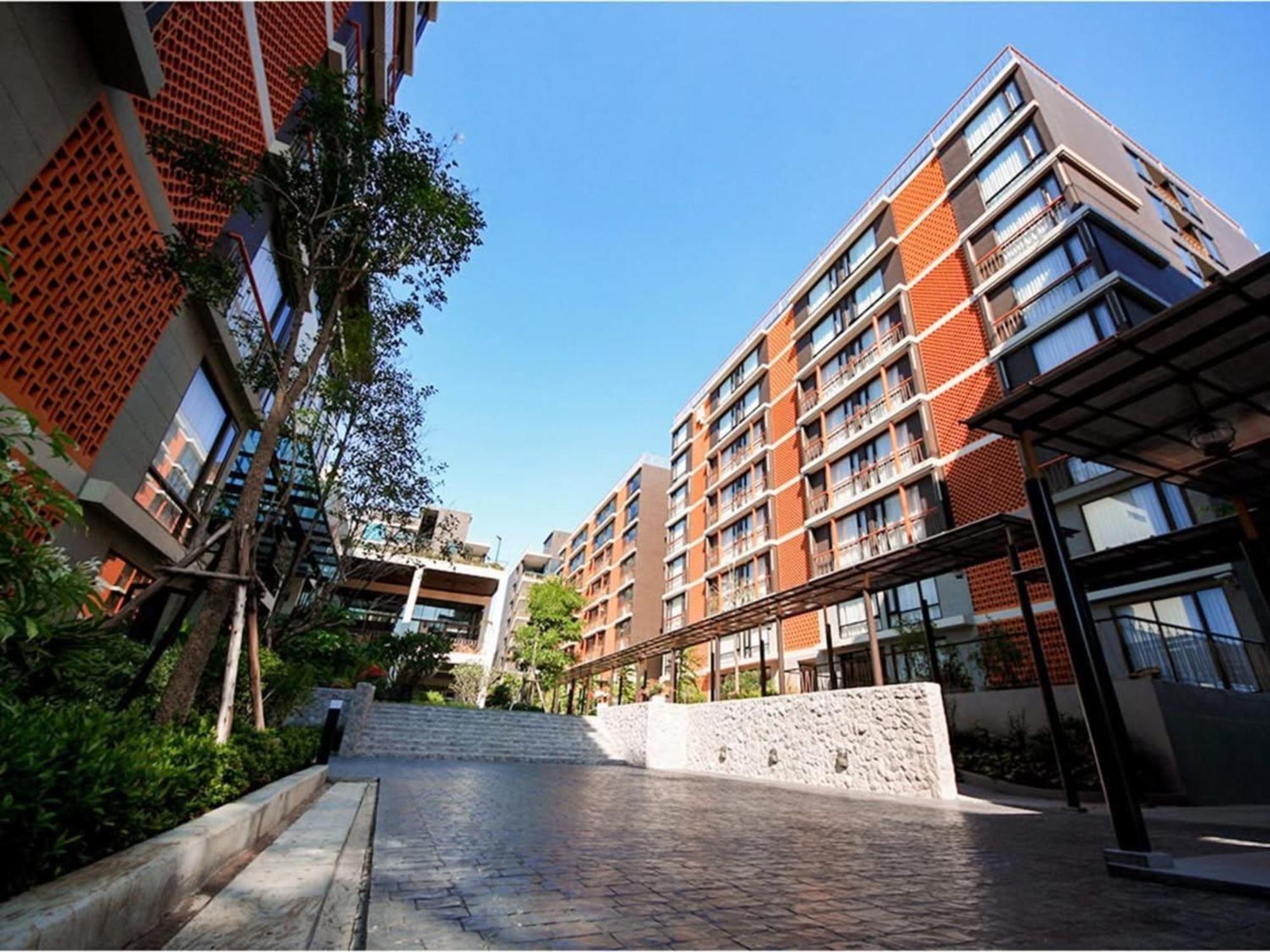 Balcony Courtyard Sriracha & Serviced 5* Si Racha