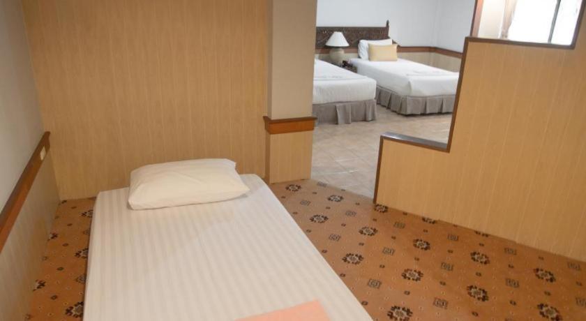 100 Islands & Hotel
