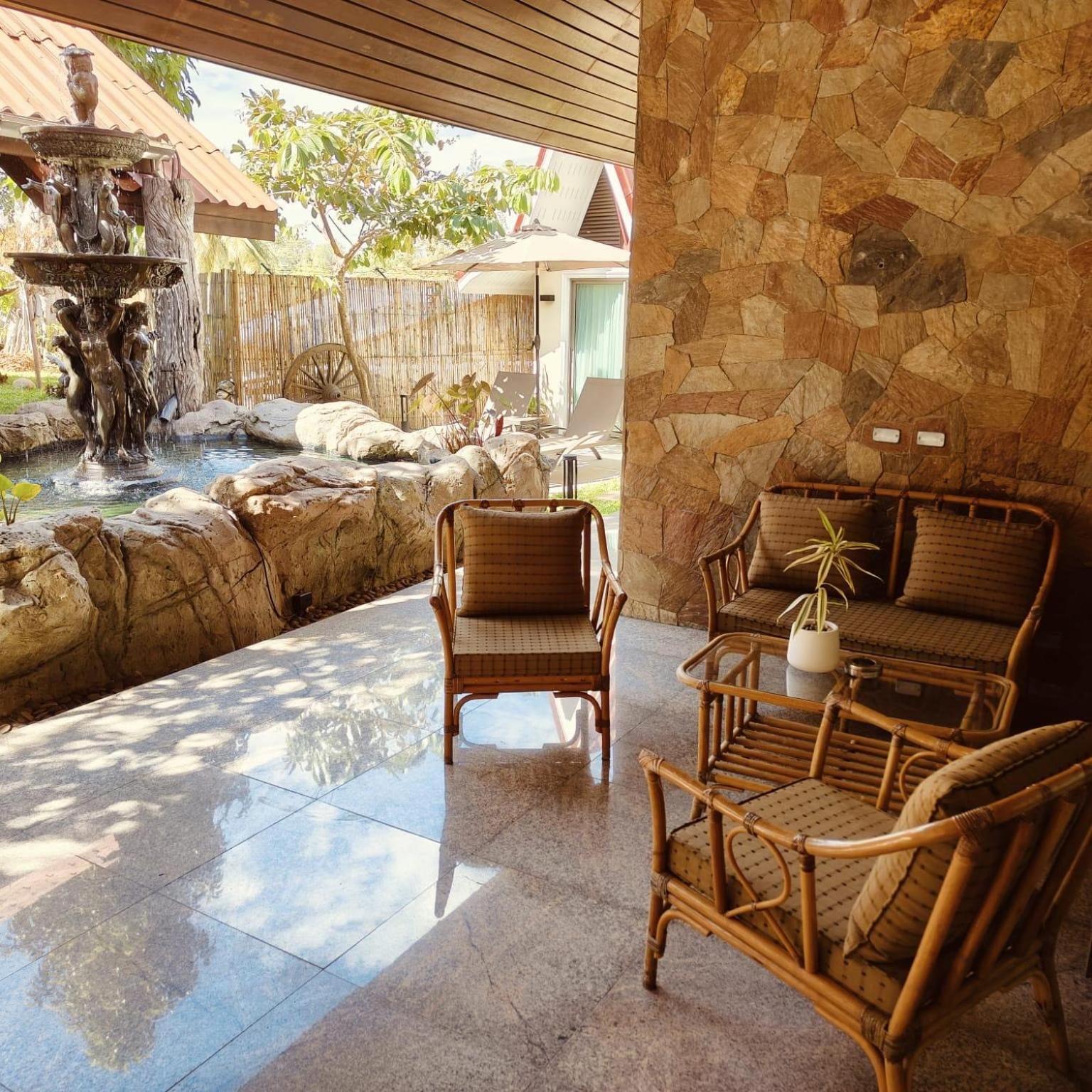 Varaya Resort *