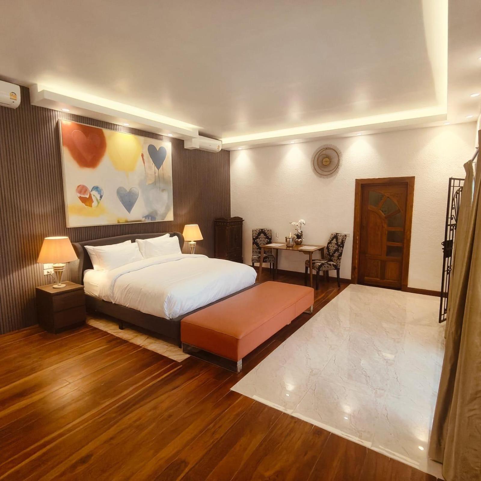 Varaya Resort *