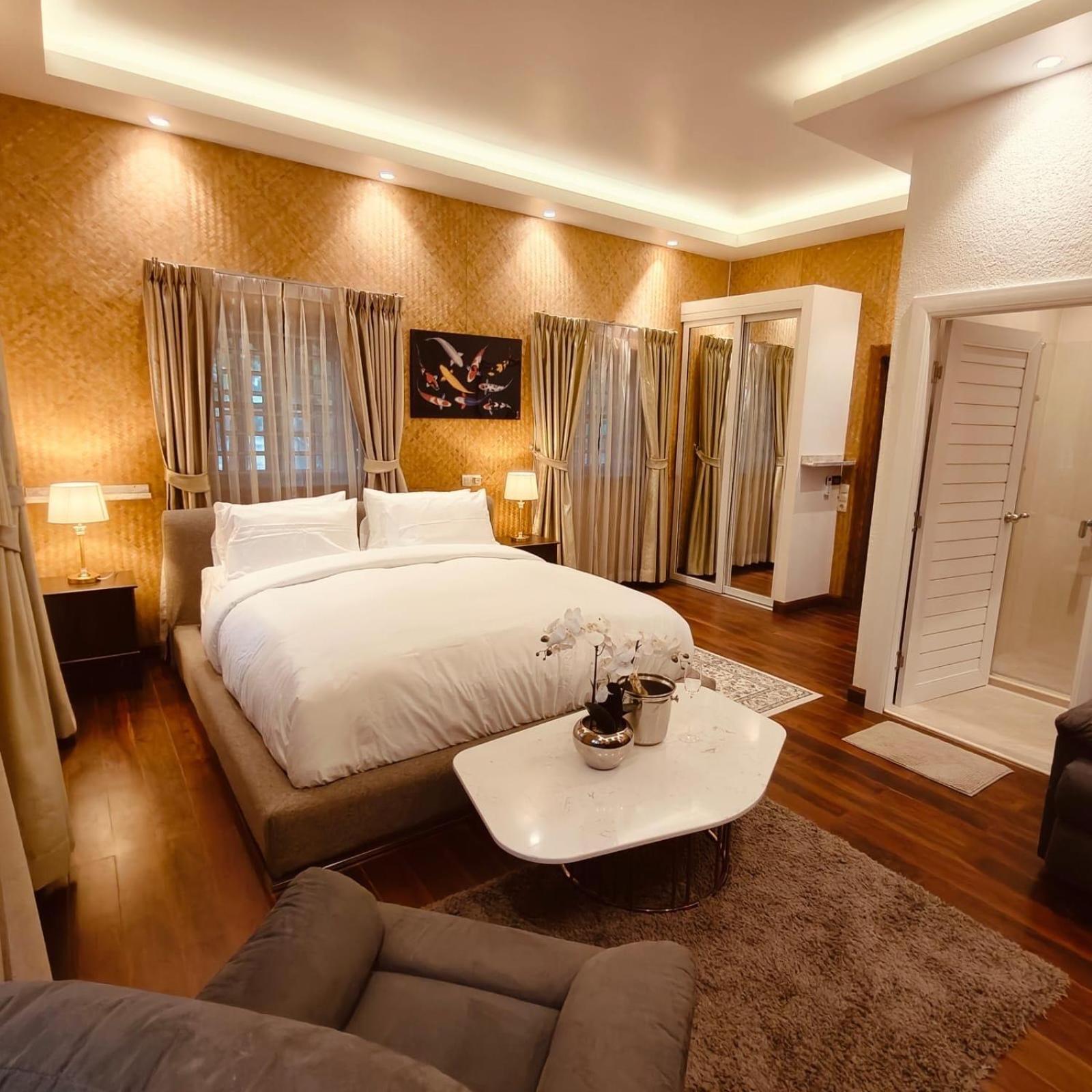 Varaya Resort *