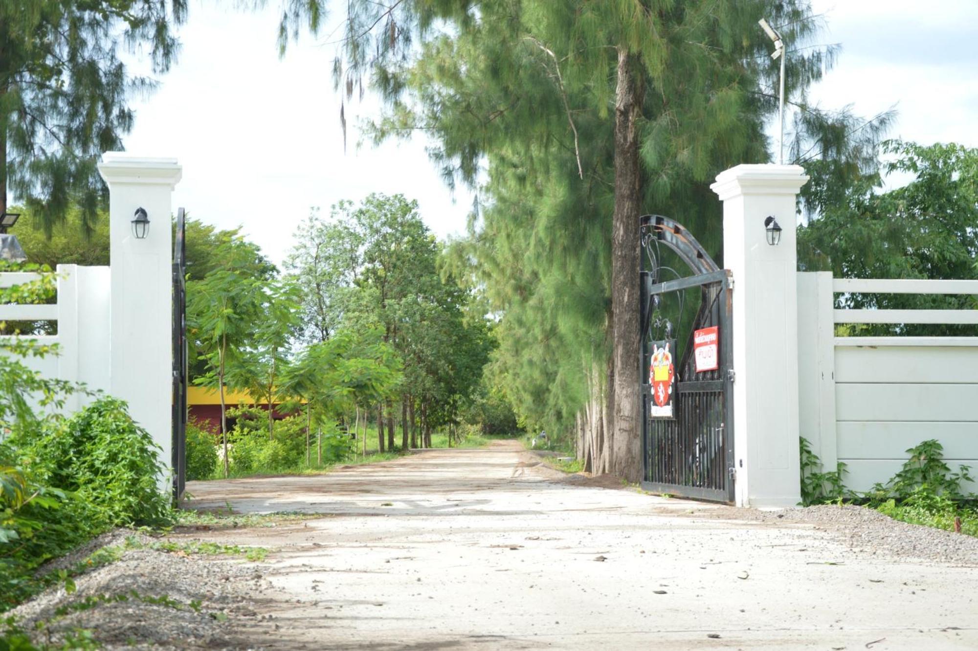 Mcquillan's And Resort Chom Bung