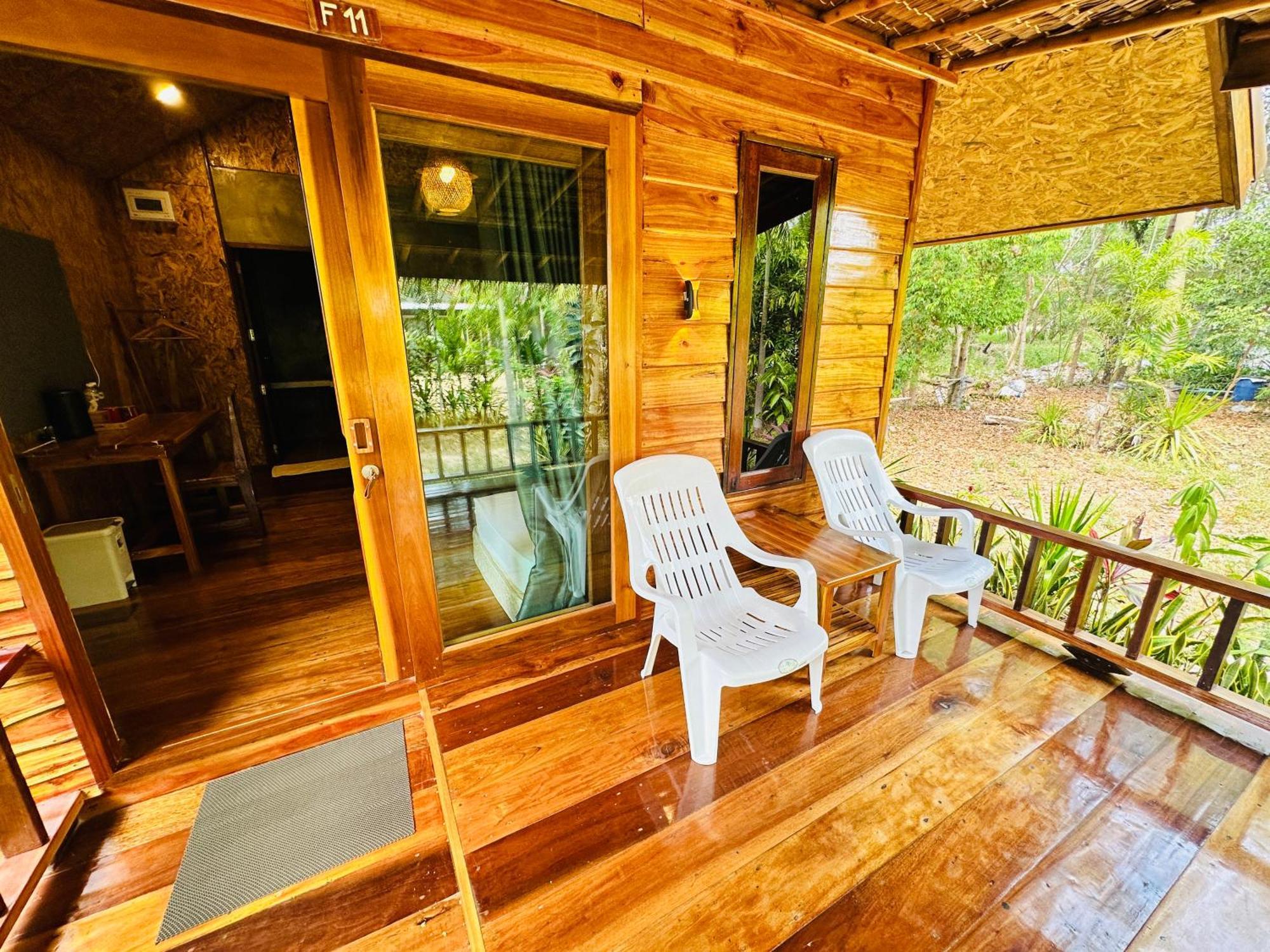 & Hostel Koh Jum