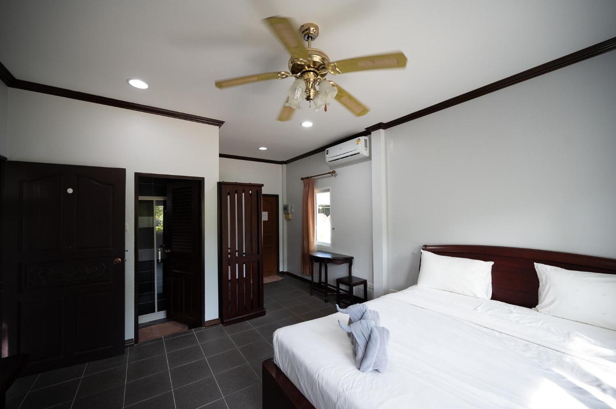 Baan Faa Talaychan Chao Lao Beach