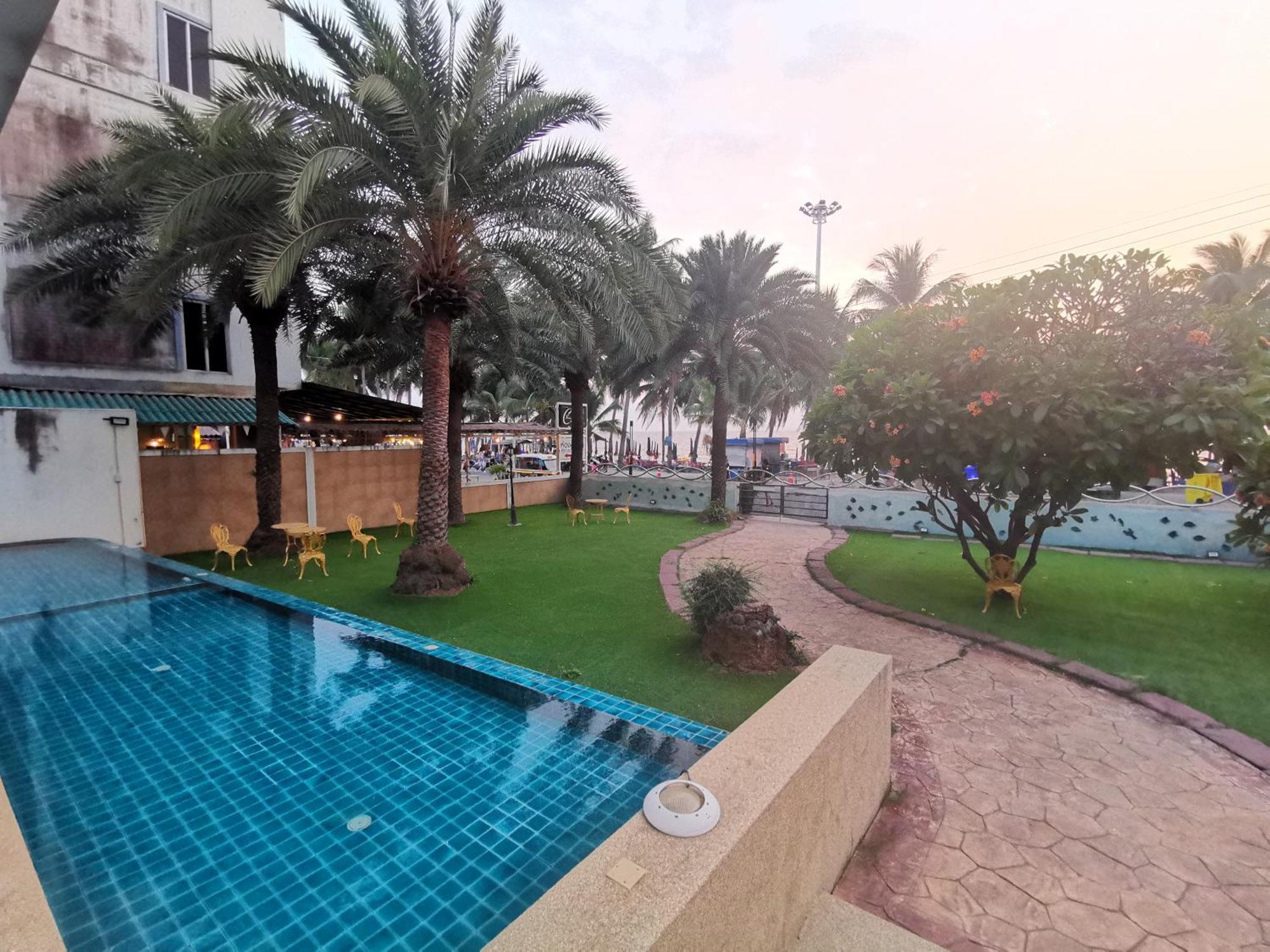 The Sea View 327-62 Floor-free Netflix 4* Bang Saen