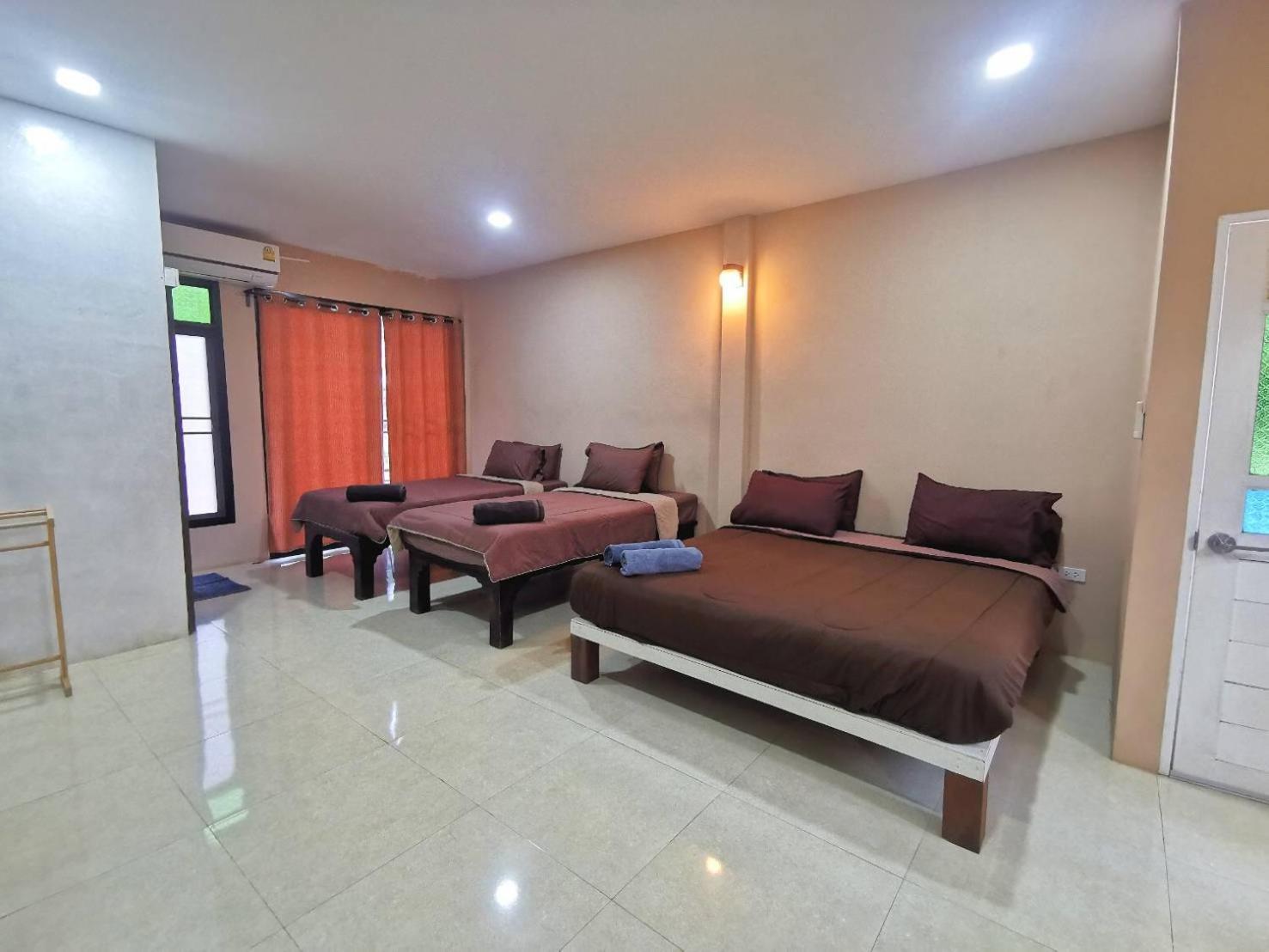 Bed & Breakfast Baan Naratawan Suan Phueng