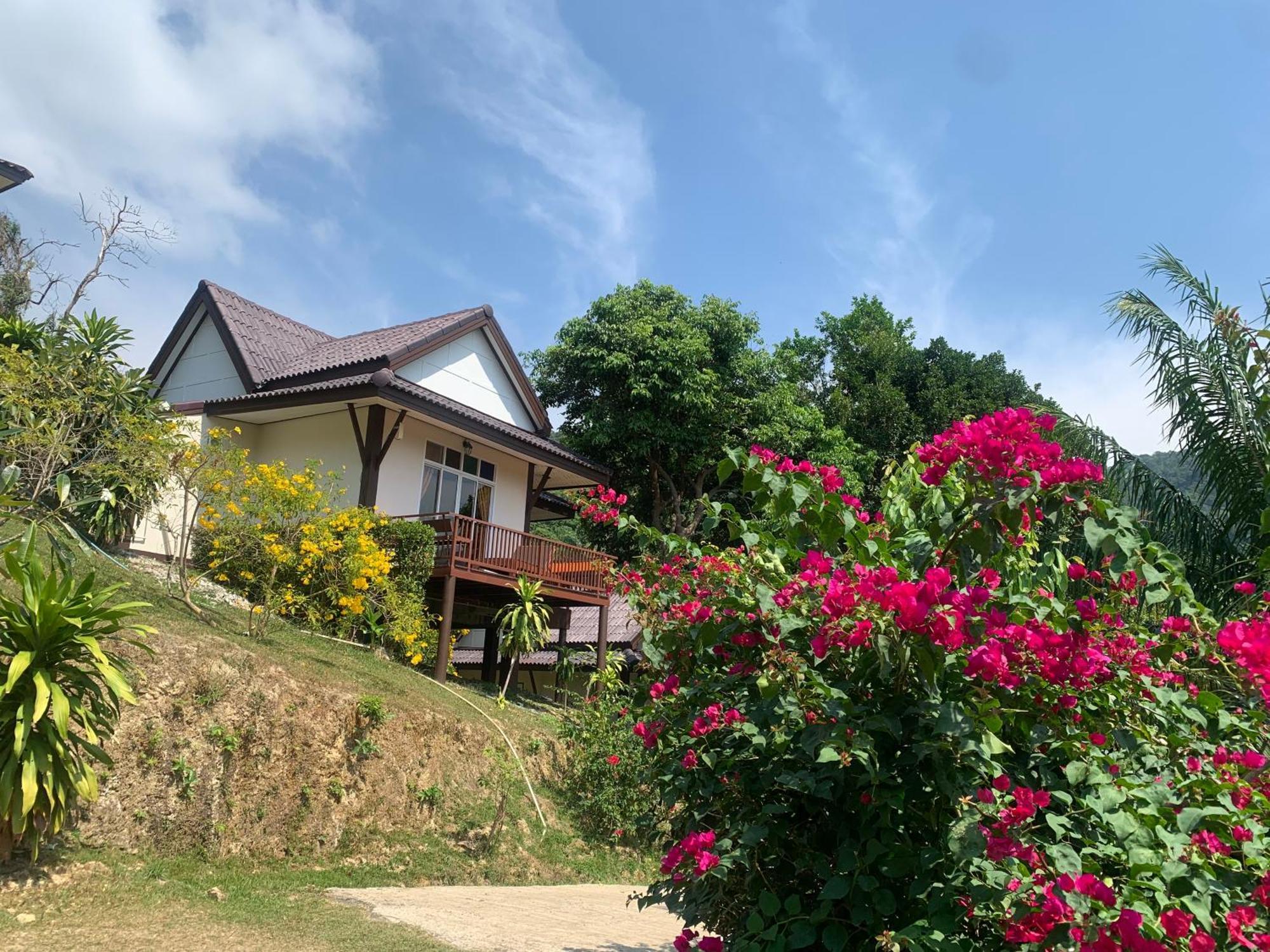 Guest house Phuchawee Lanta 3*