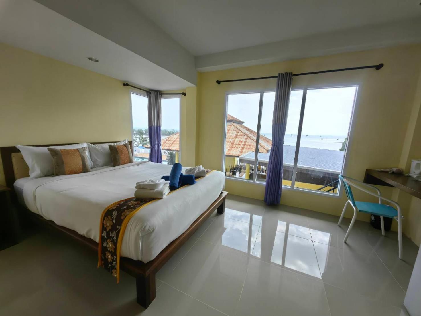 Hotel Chom By The Sea 3*