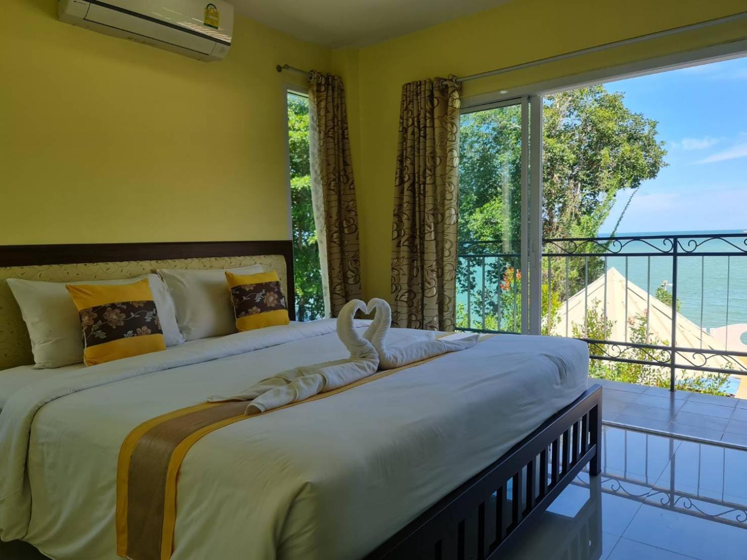 Hotel Chom By The Sea 3*