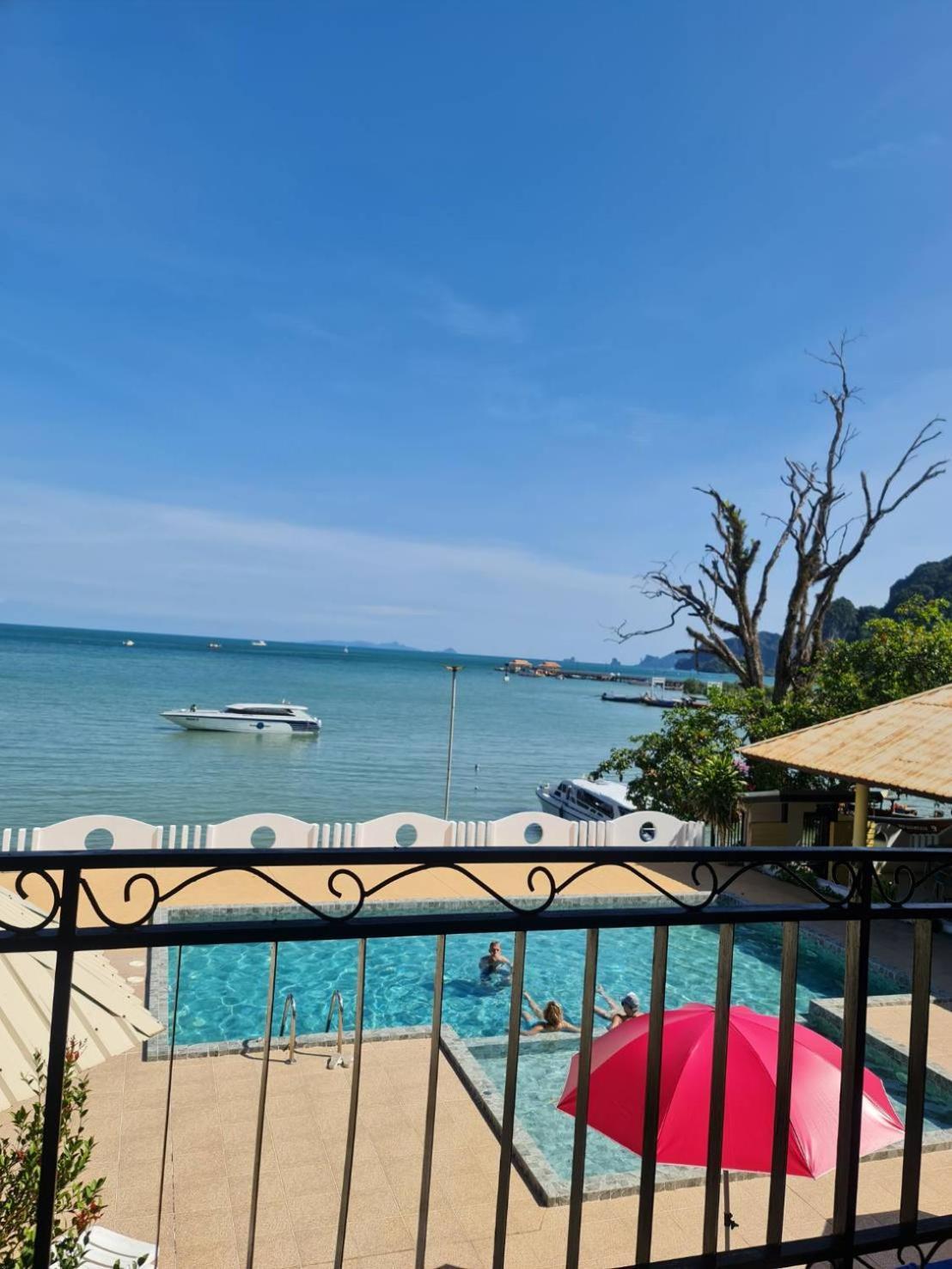 Hotel Chom By The Sea