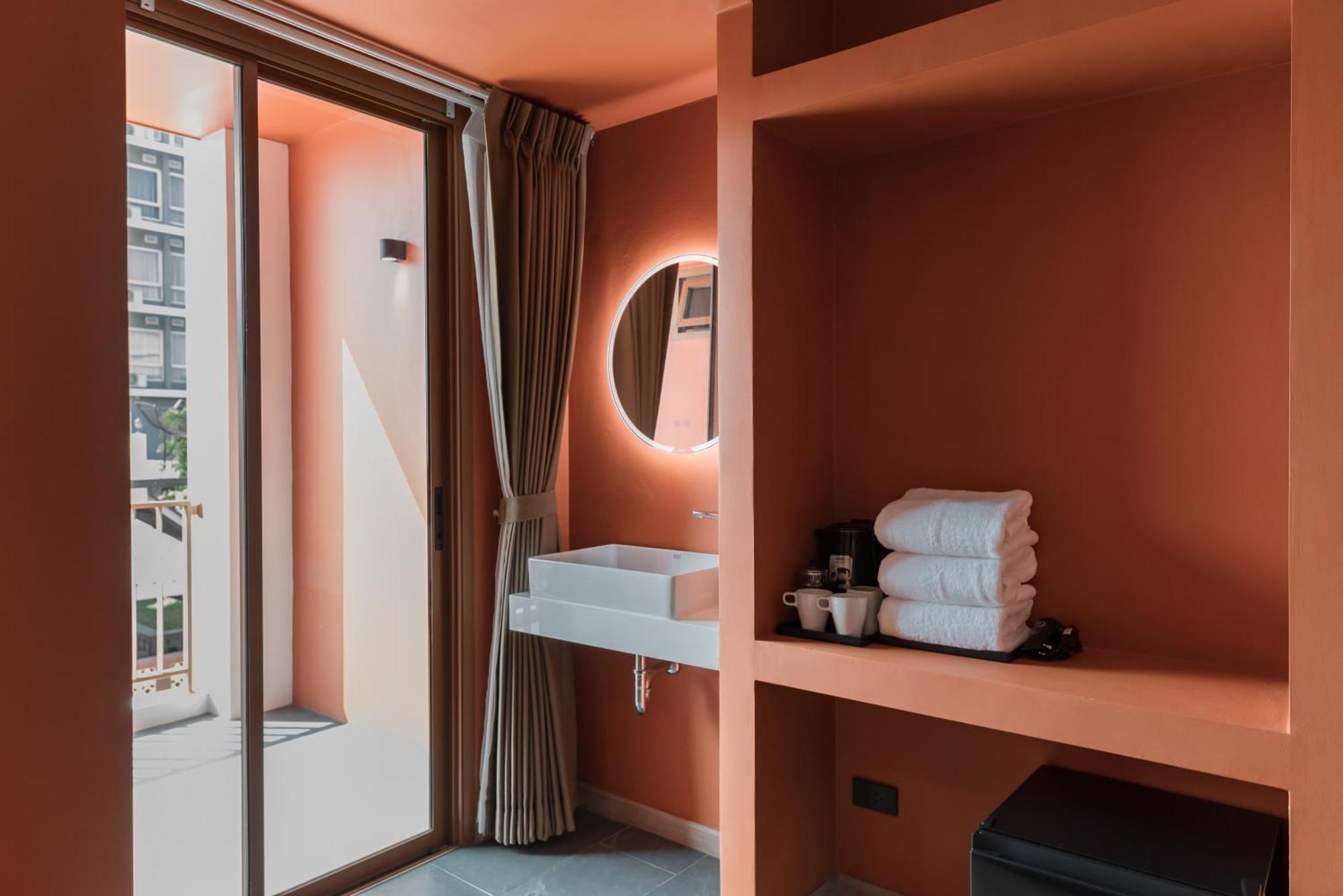 Blu Monkey Hub And 4* Bang Saen