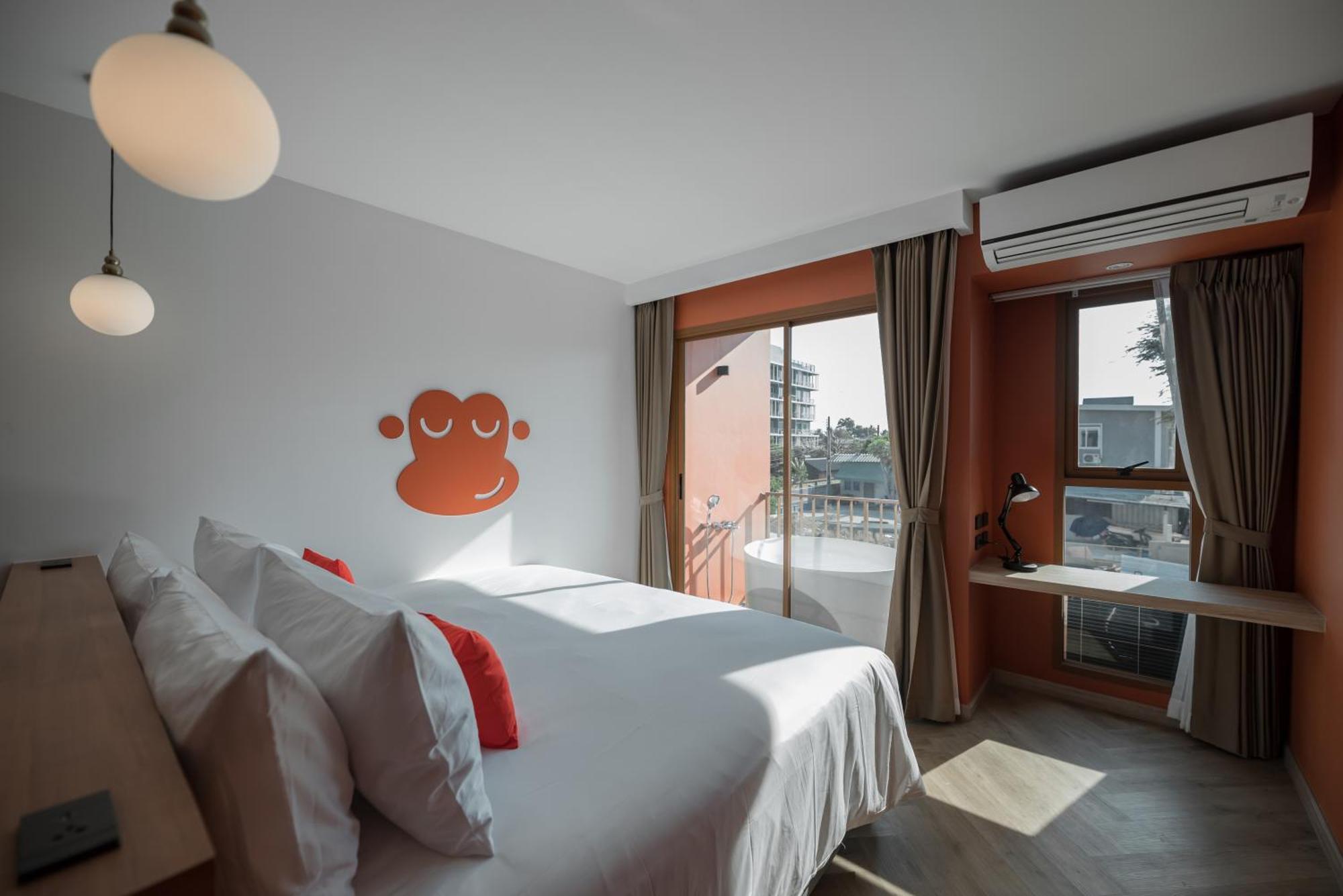 Blu Monkey Hub And Hotel Bang Saen