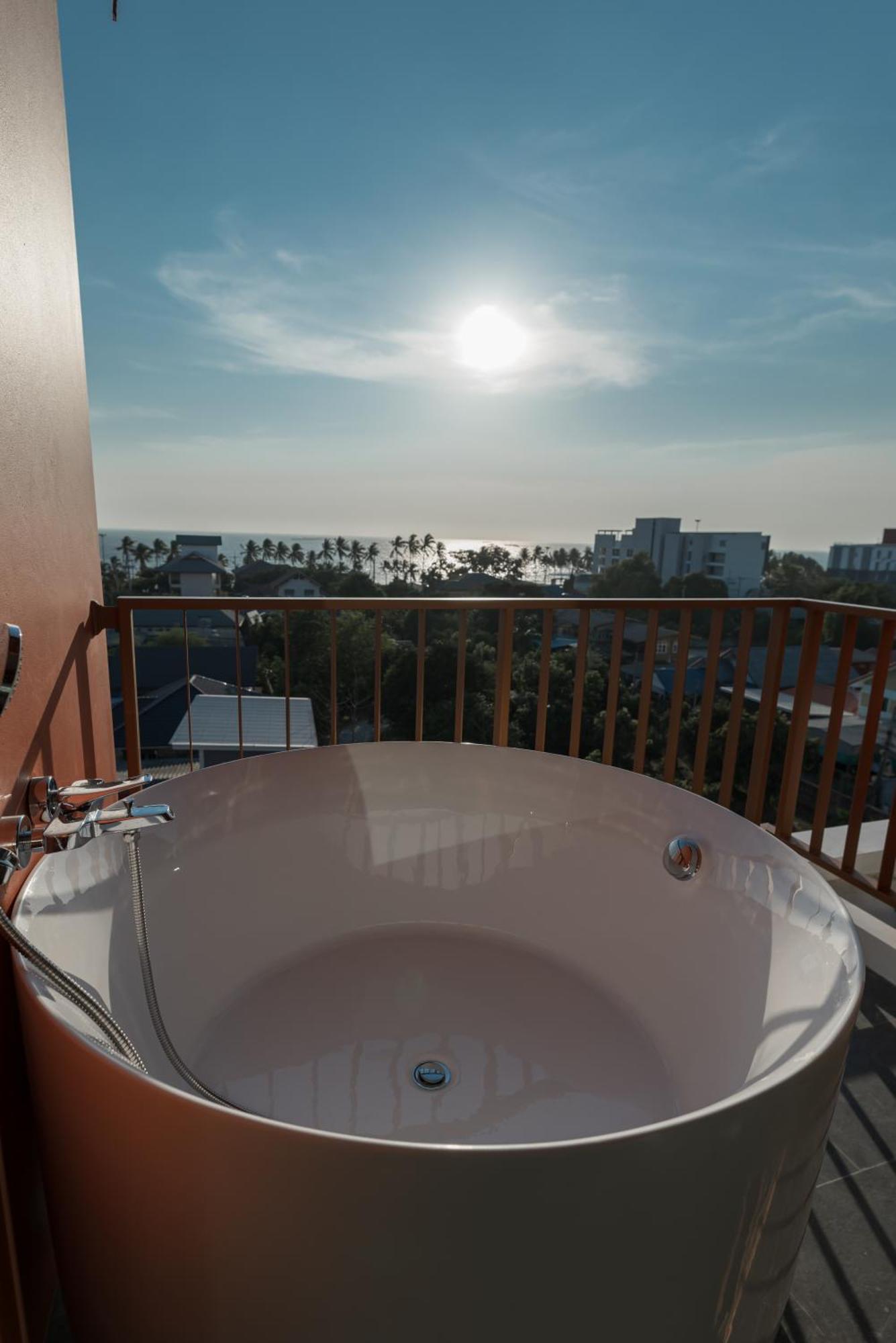 Blu Monkey Hub And Hotel Bang Saen
