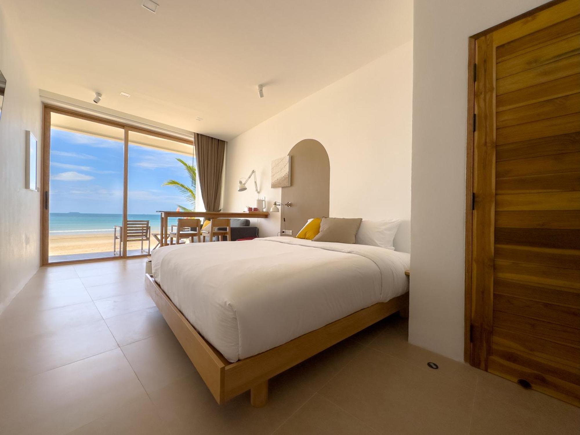 Lovelytheroom Bed & Breakfast *