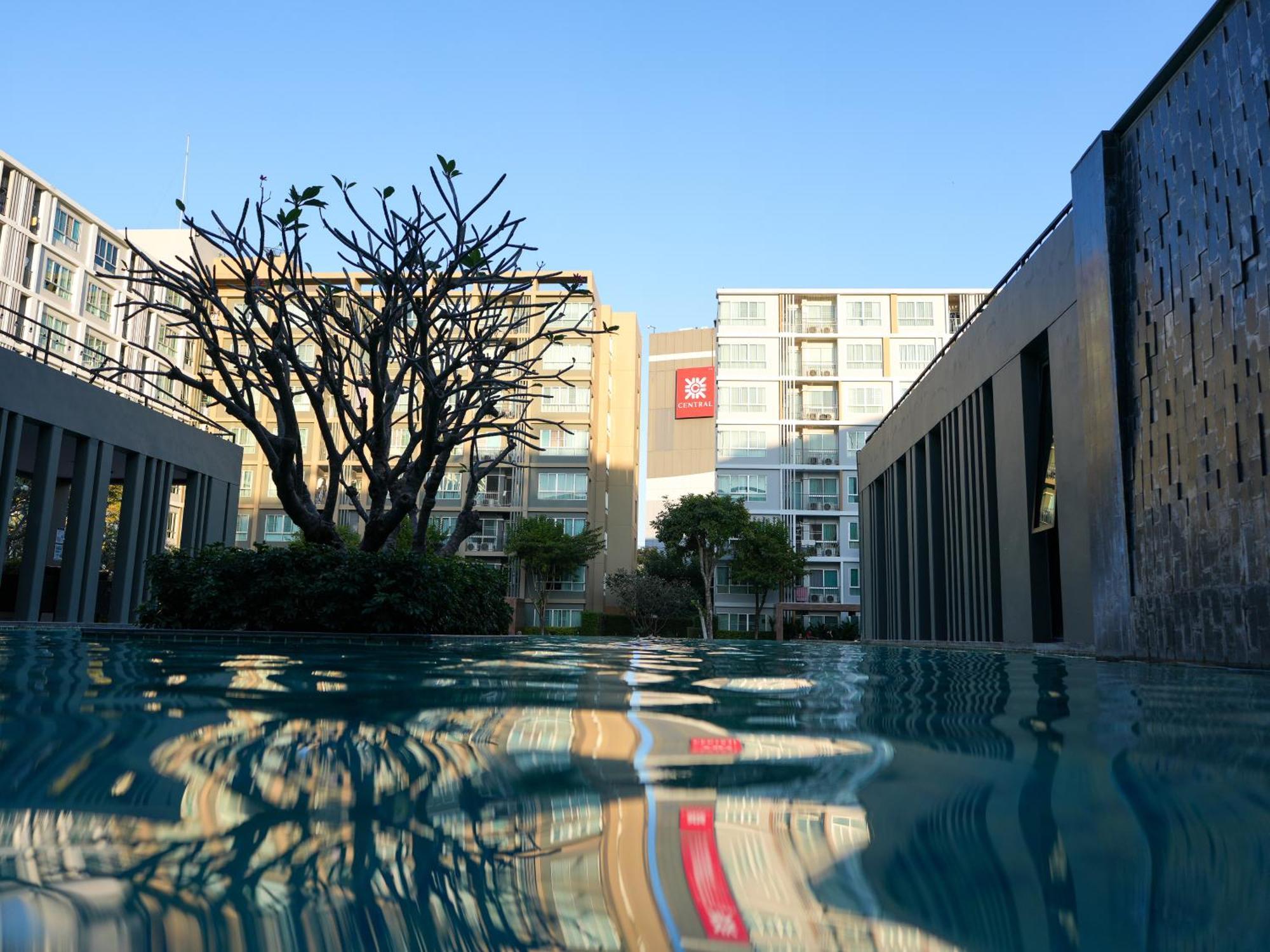 Apartment Dcondo Is Next To The Mall