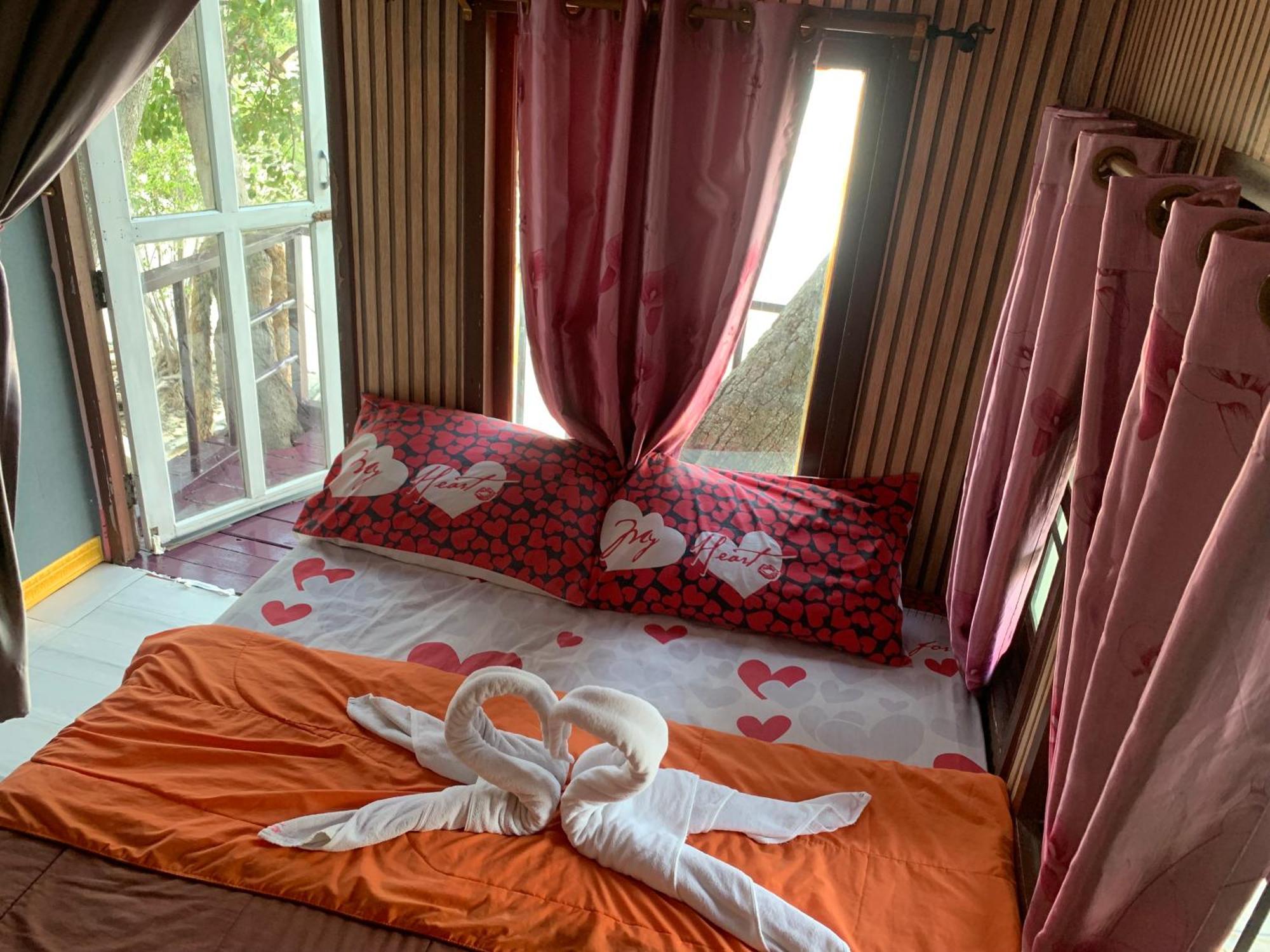 ลุงดำฮัทบีช Guest house Koh Samet
