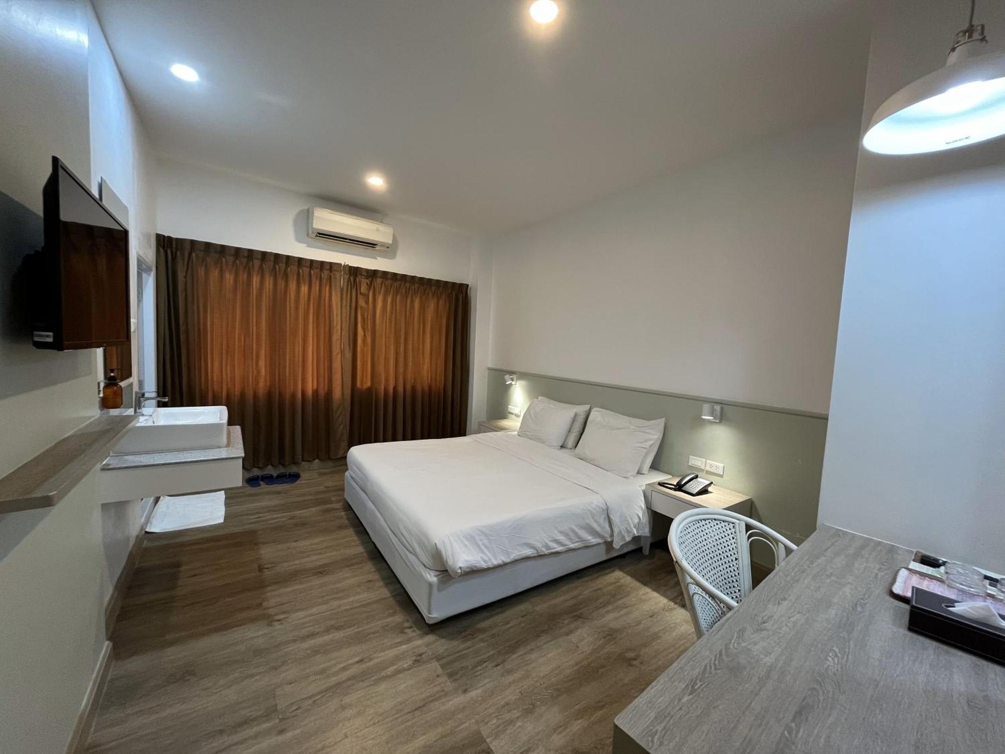 Hotel Dhevaraj 3*