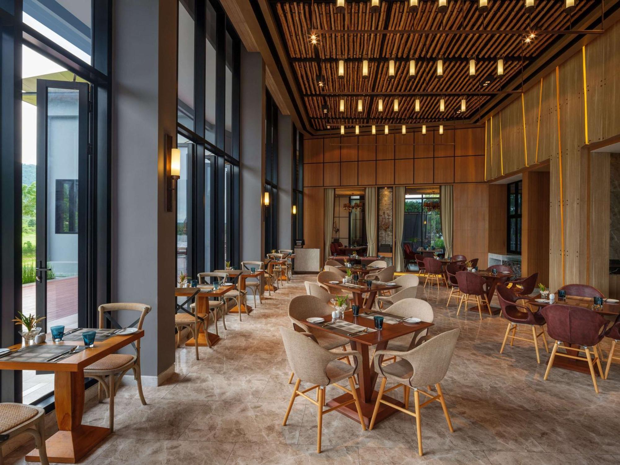 Dusitd2 Khao Yai Mu Si