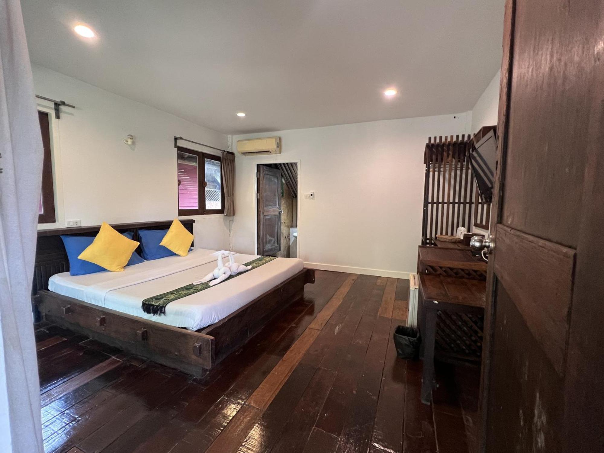 Pang Mai Hotel *