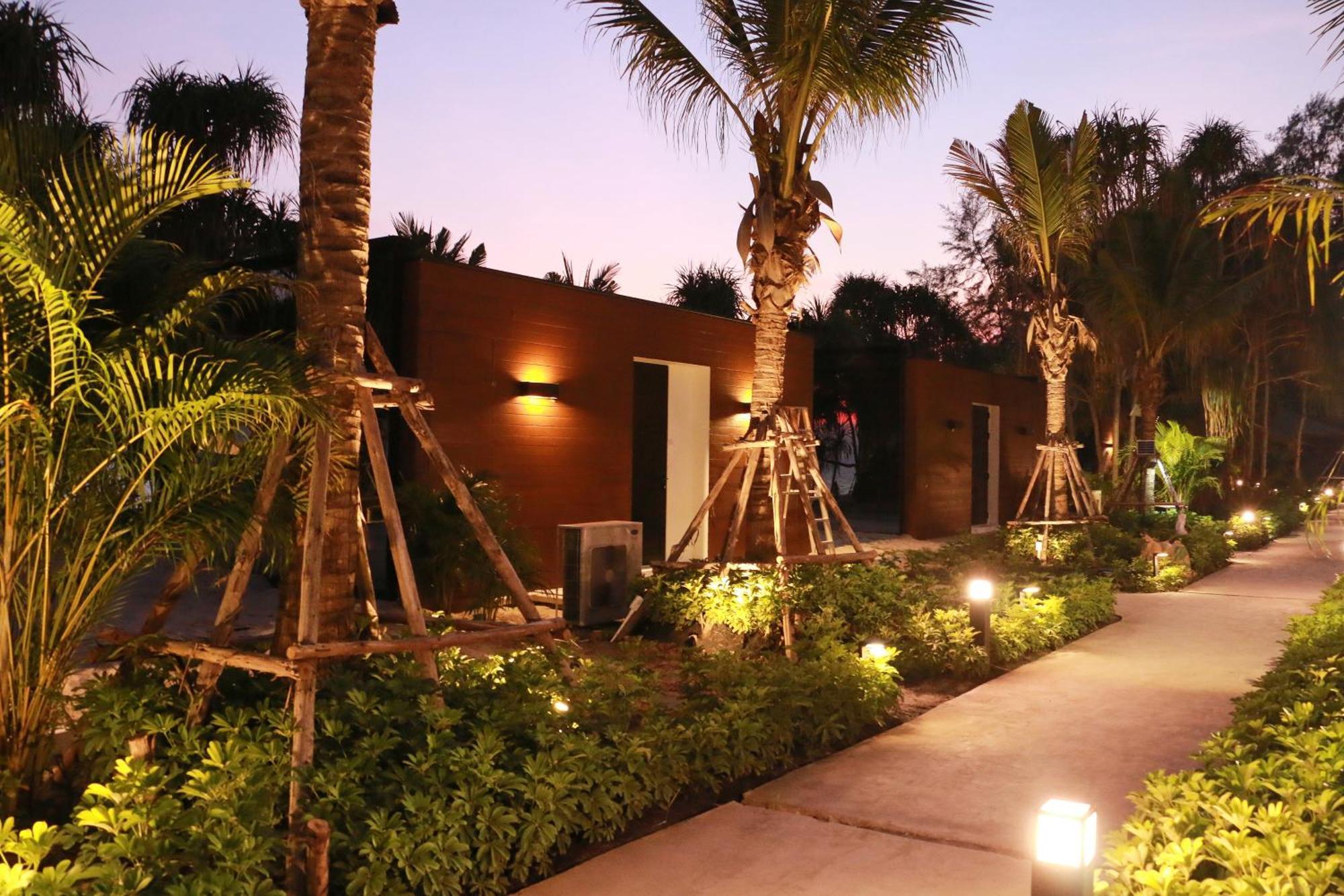 Mirror Mirror Cafe & Restaurant 3*