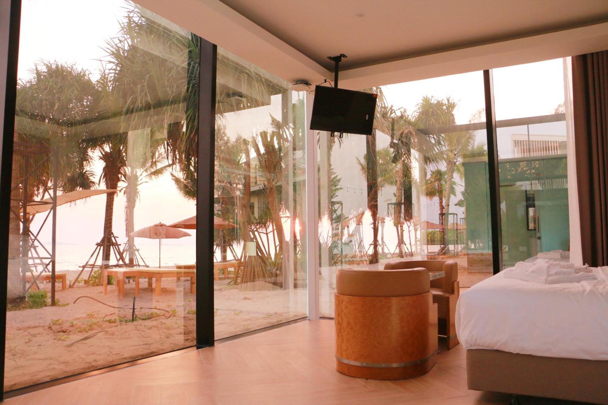 Mirror Mirror Cafe & Restaurant Hotel Klaeng