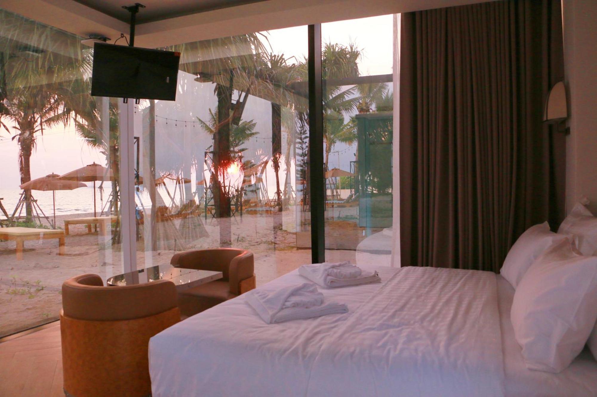 Mirror Mirror Cafe & Restaurant Hotel