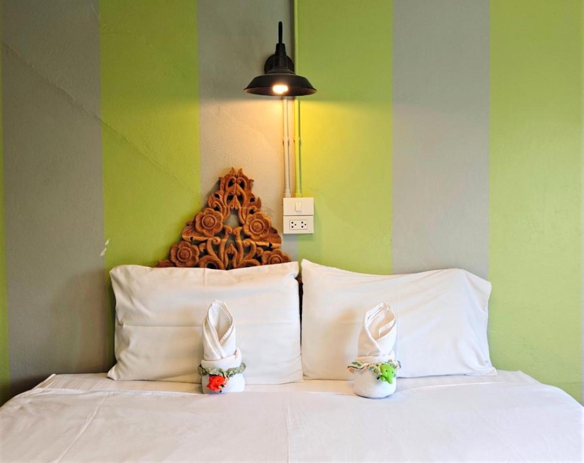 Retro At Phra Sing Guest house