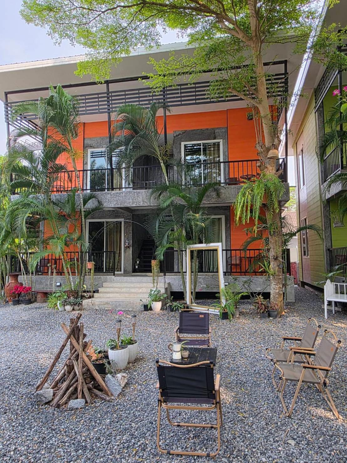 Bansuanrimnam Pakchong Inn