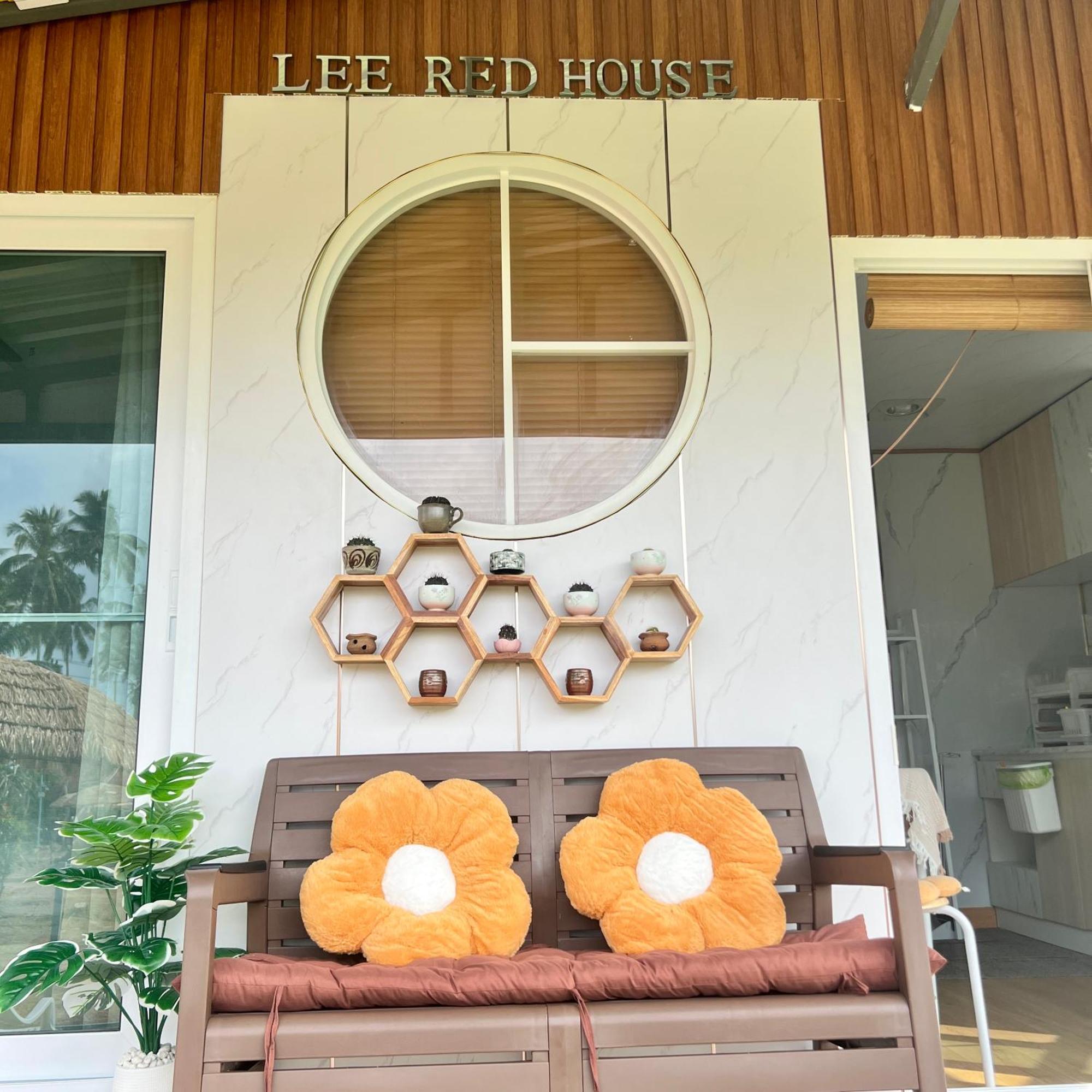 Resort Lee Red House
