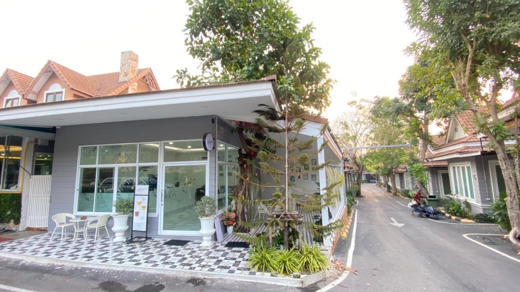 Resort Baan Dara Sara Buri