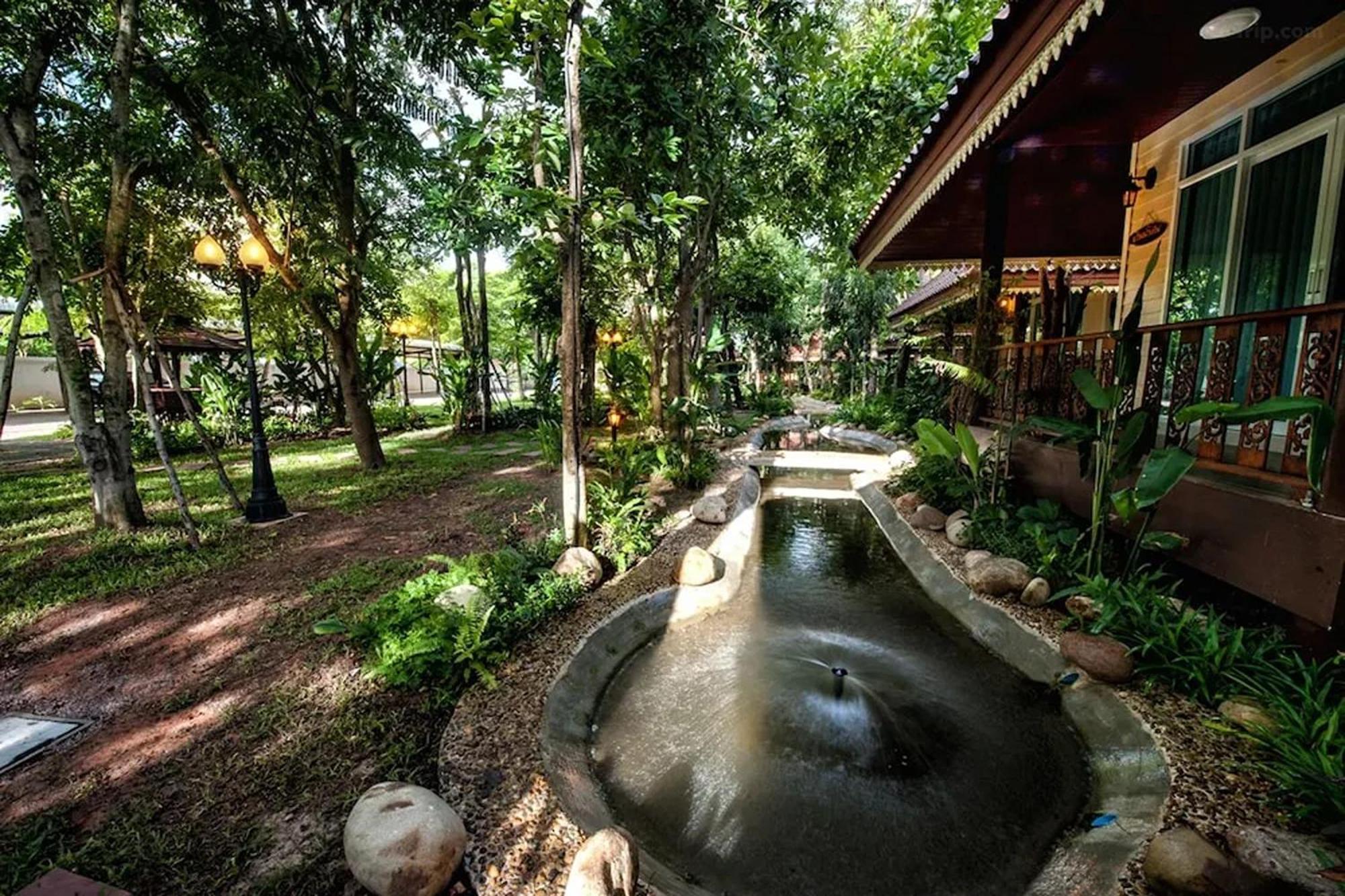 Baan Nam Pen Amphawa