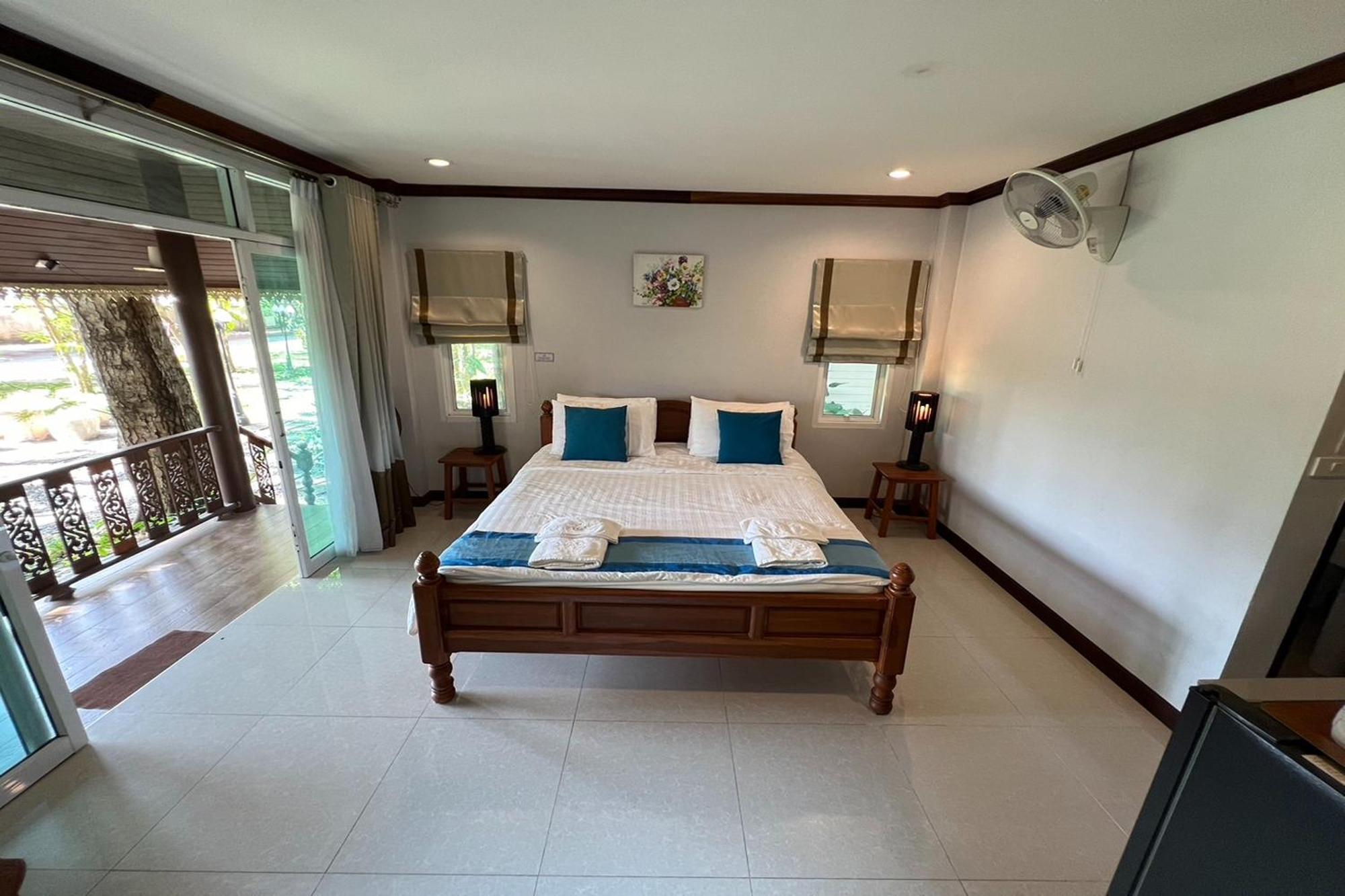 Baan Nam Pen Amphawa