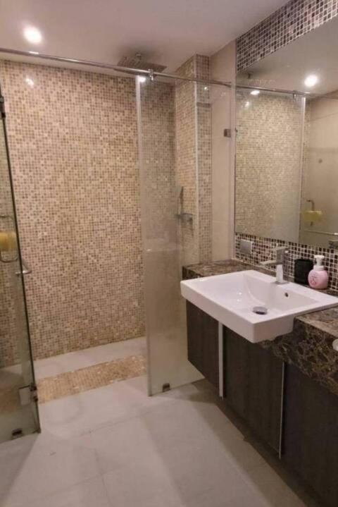Apartment 2 Bedrooms Near *