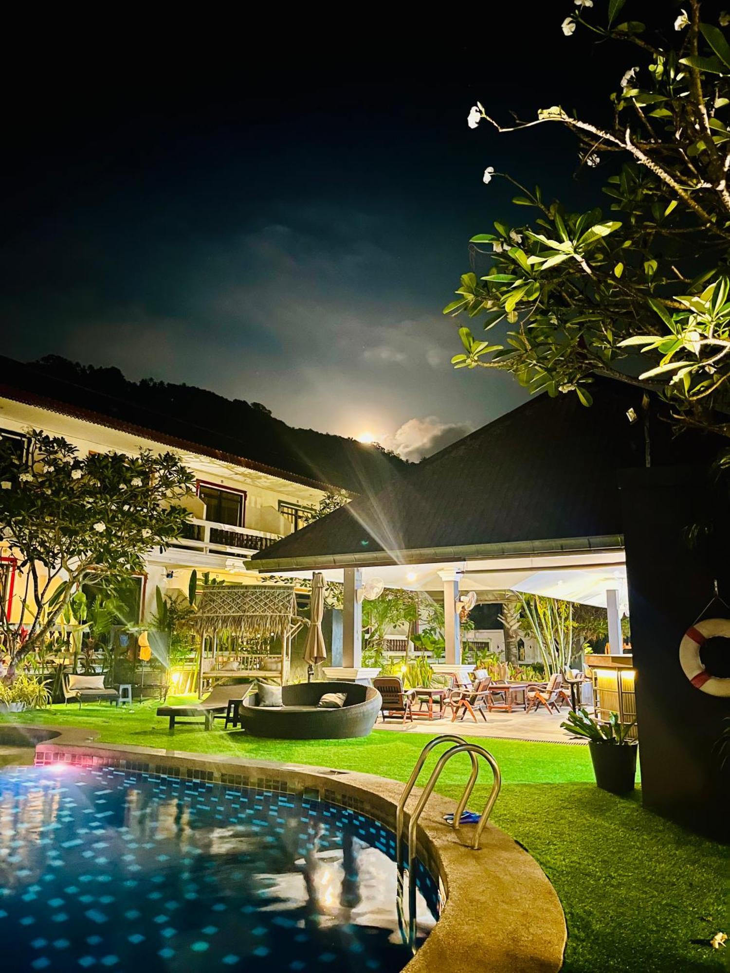 Tropical Palm Resort