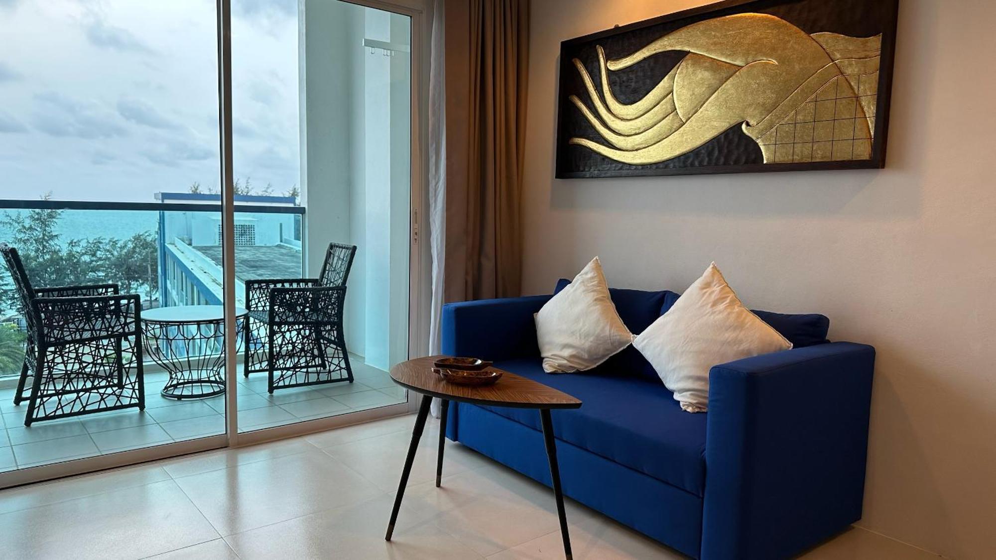 Grandblue Floor With Sea View 706 Apartment