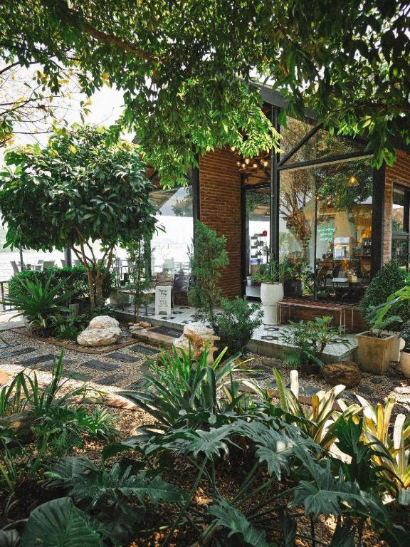 Mango House