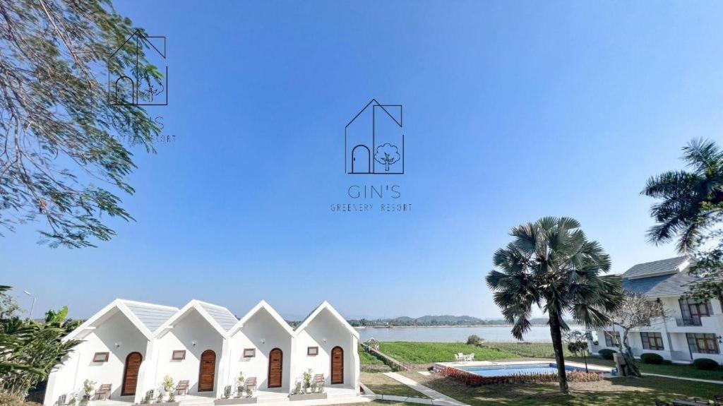 Gin's Greenery 4*