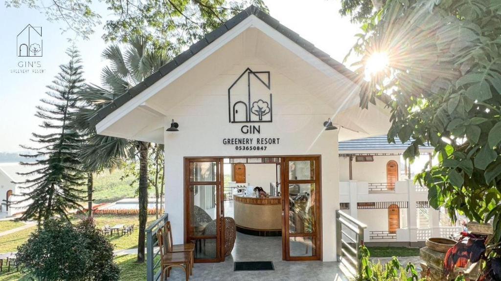 Gin's Greenery 4*