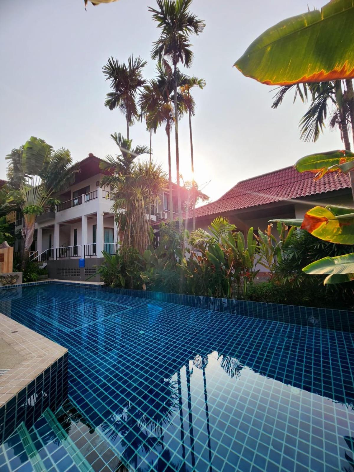 Cocoville Phuket - Sha 3*