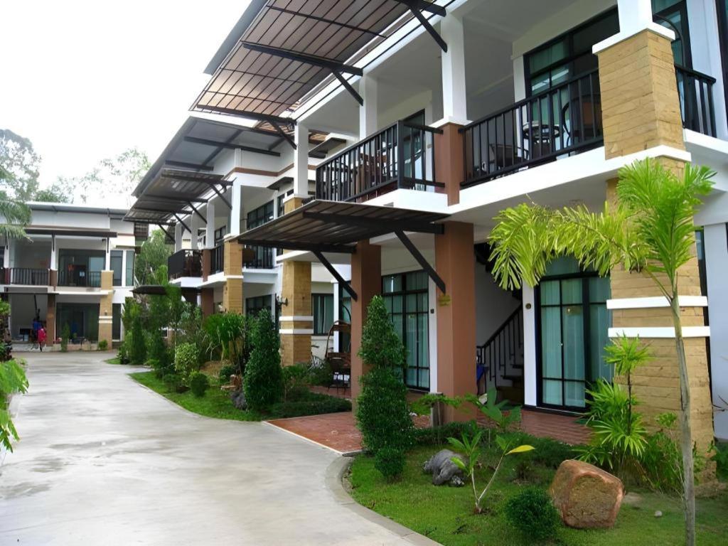 Nattha Waree Hot Spring And Resort